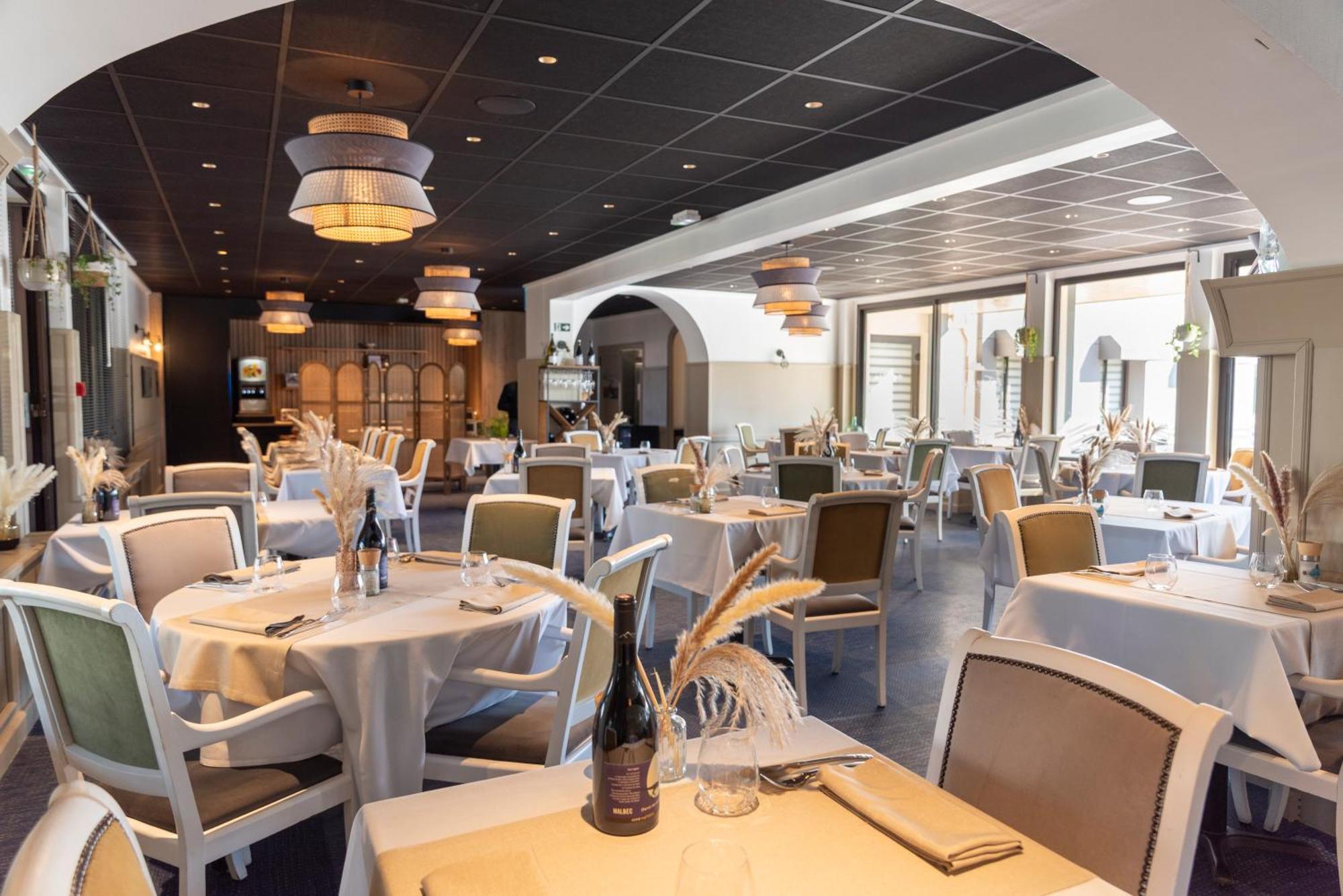 Hotel Restaurant Les 13 Assiettes Le Val-Saint-Père Dış mekan fotoğraf