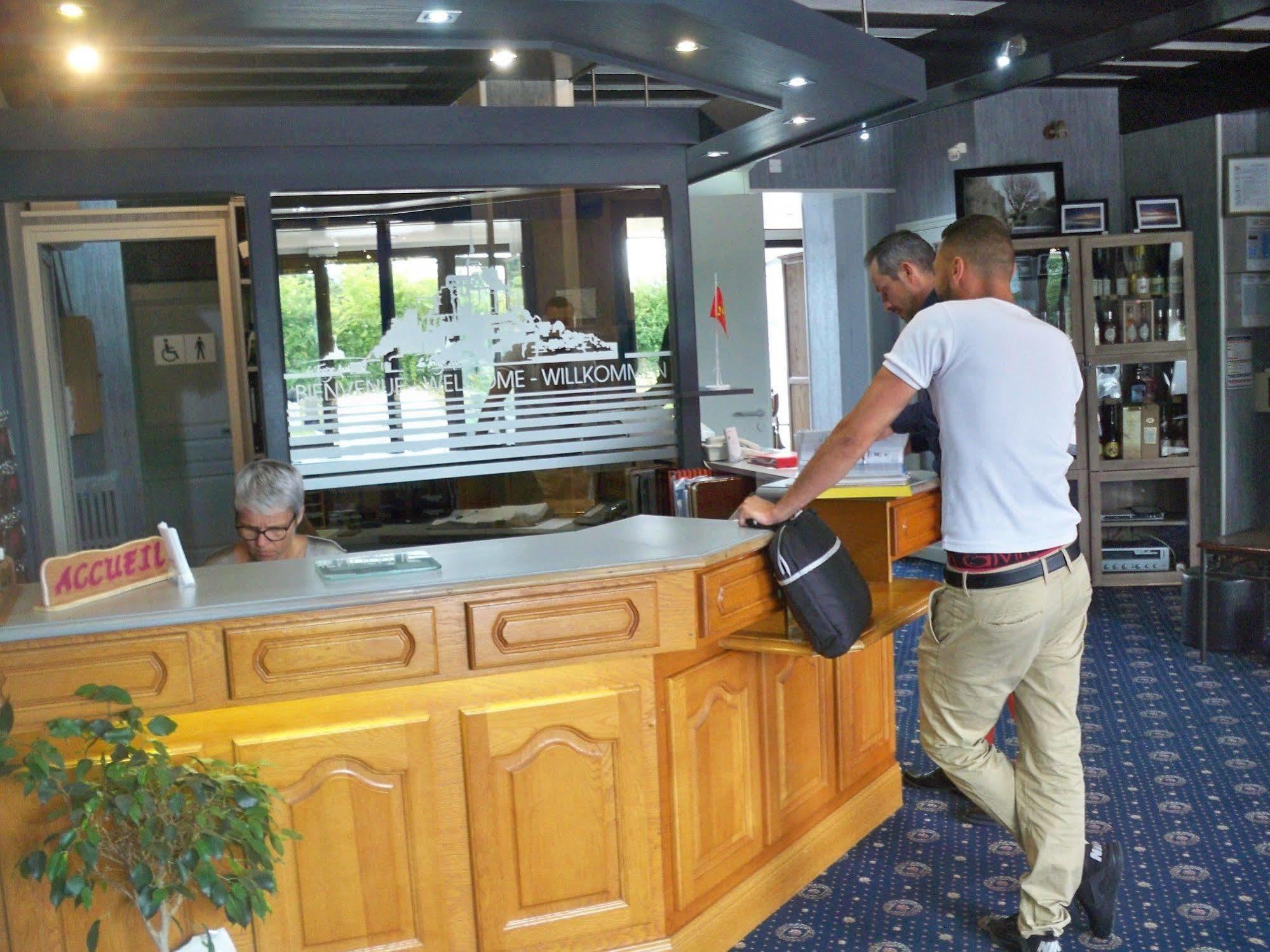 Hotel Restaurant Les 13 Assiettes Le Val-Saint-Père Dış mekan fotoğraf