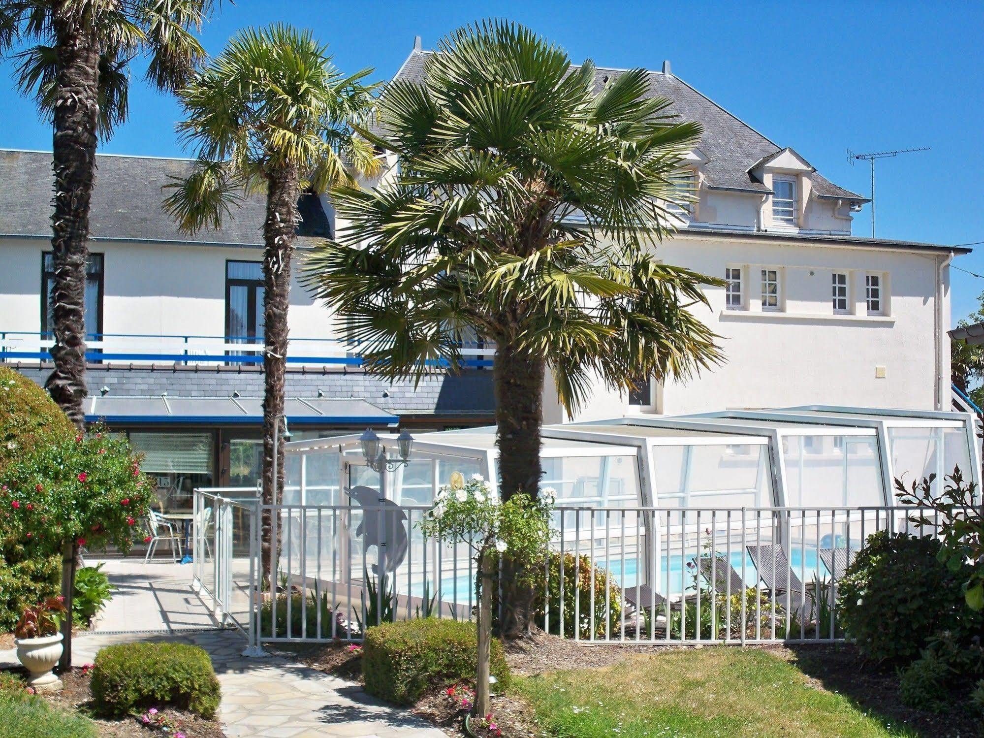 Hotel Restaurant Les 13 Assiettes Le Val-Saint-Père Dış mekan fotoğraf