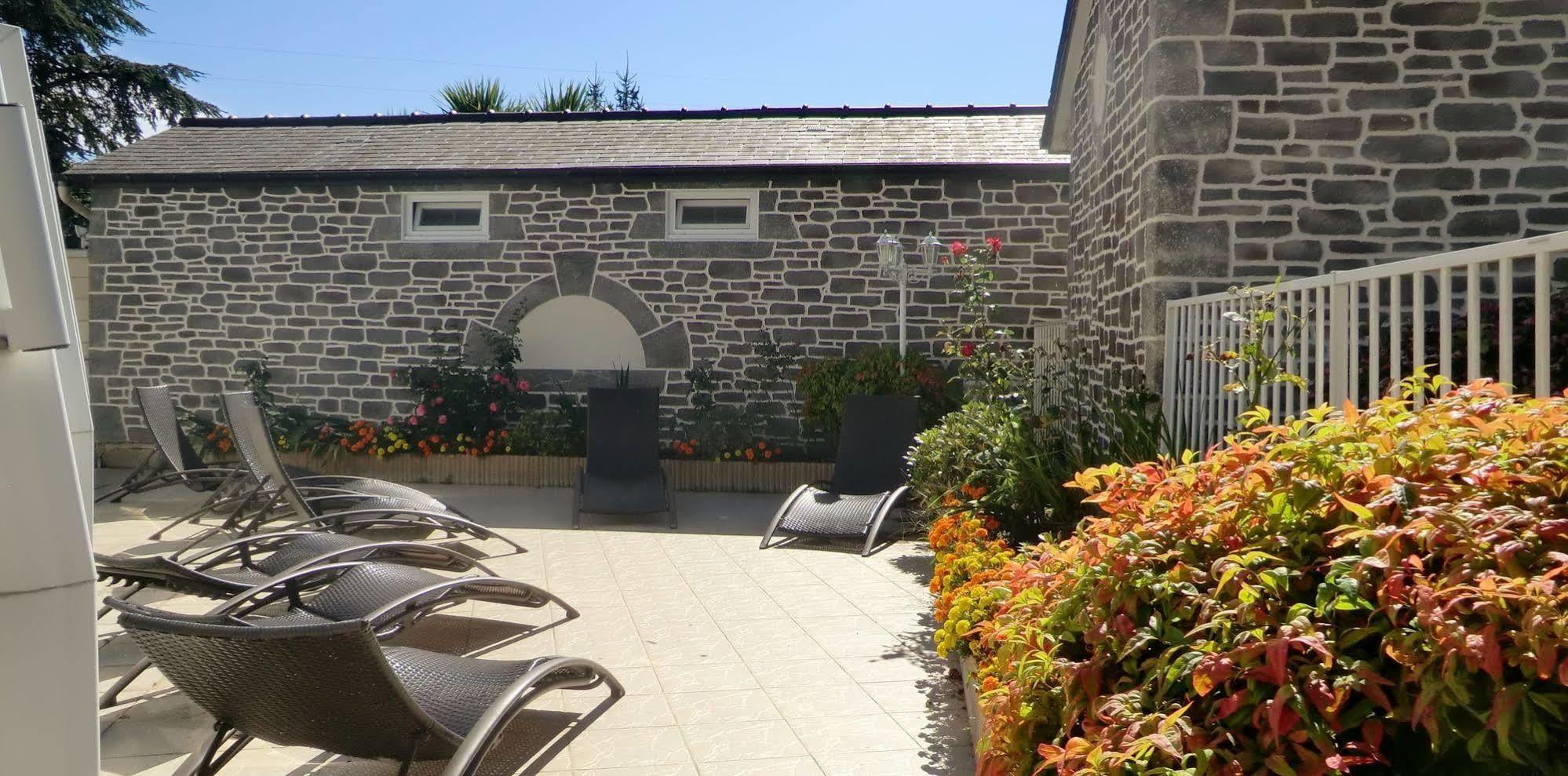 Hotel Restaurant Les 13 Assiettes Le Val-Saint-Père Dış mekan fotoğraf