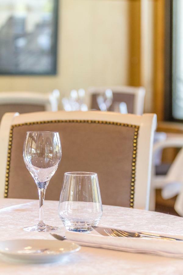 Hotel Restaurant Les 13 Assiettes Le Val-Saint-Père Dış mekan fotoğraf